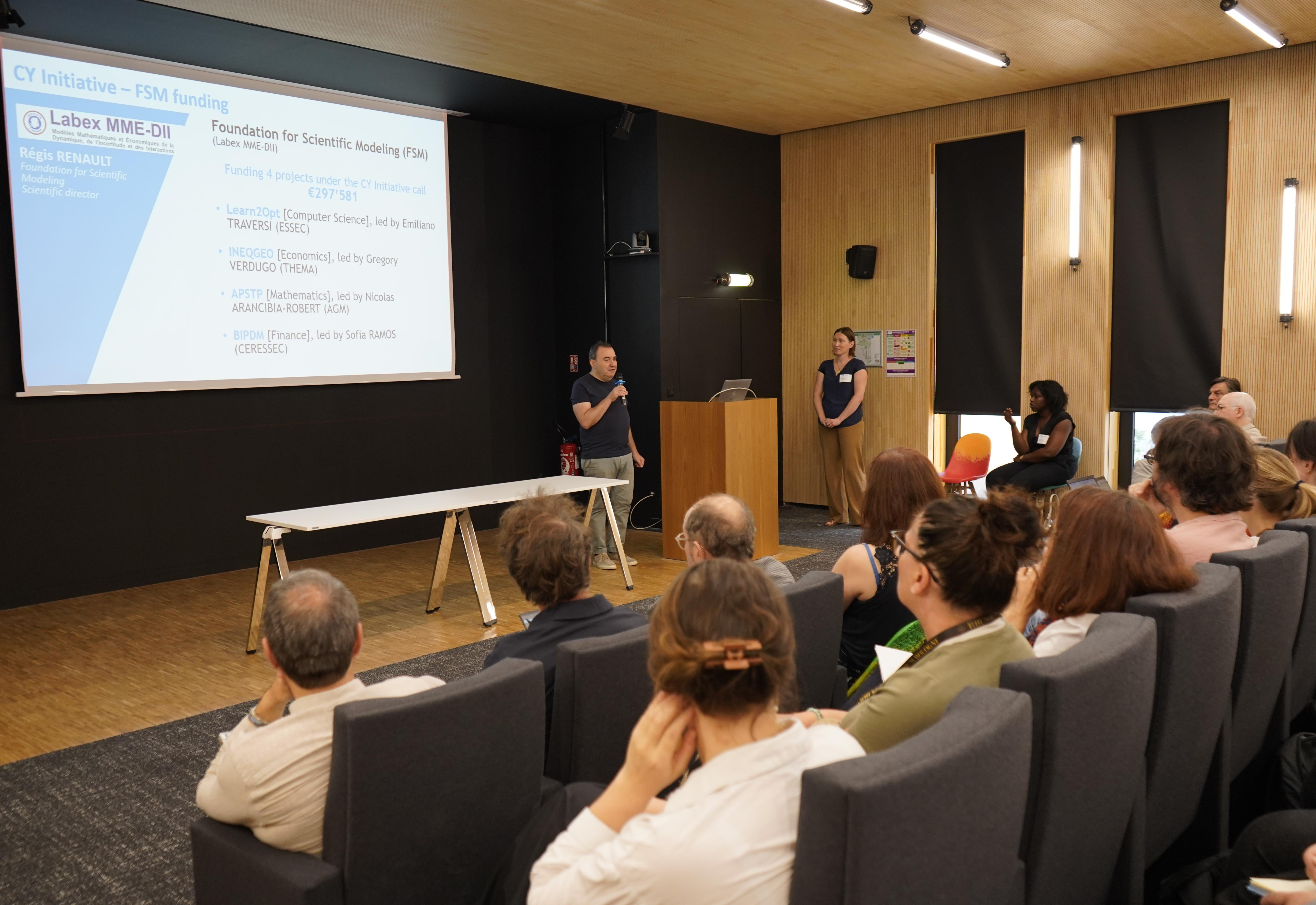 Photo de la présentation des projets lauréats dans l'auditorium le 27 juin 2025