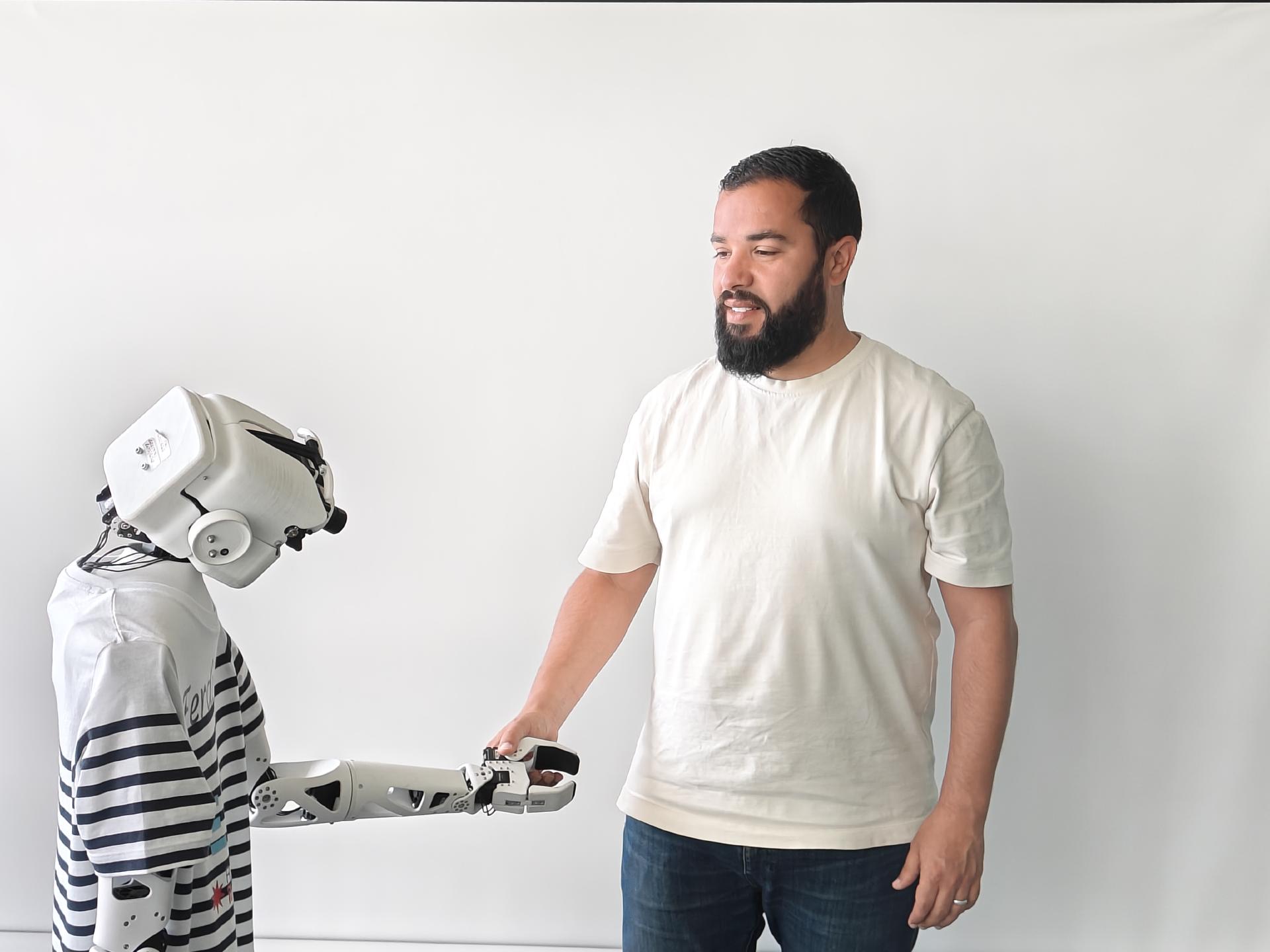 Human-robot interactions help better understand language learning 
