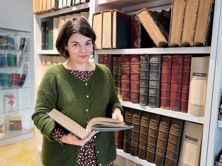 La linguiste Manon Pengam reçoit une Médaille de la médiation scientifique du CNRS